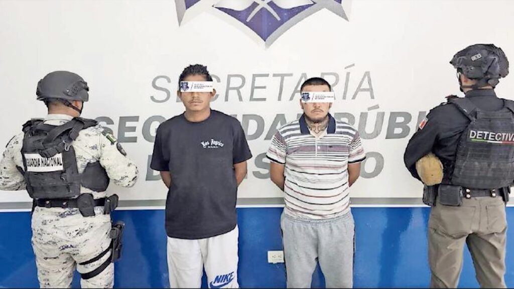 Durante la revisión, los oficiales encontraron 17 gramos de marihuana entre sus pertenencias