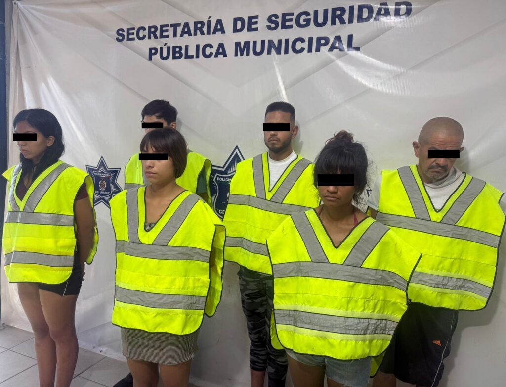Fueron arrestados por posesión de cristal y por obstruir la labor policial; una mujer estaría vinculada a una banda criminal