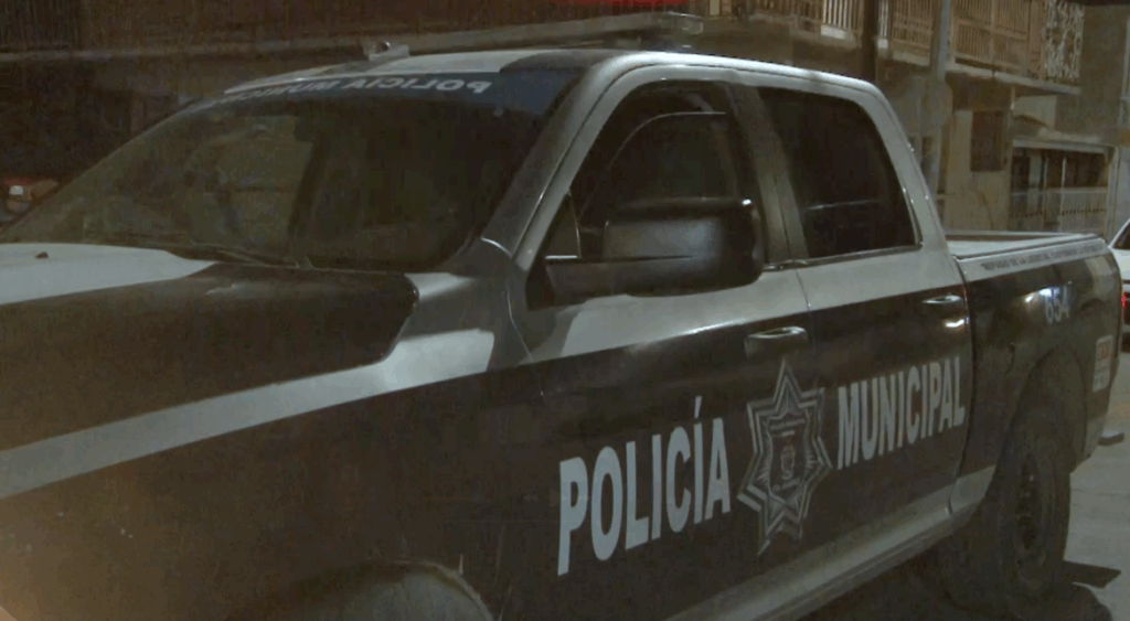 La víctima fue abandonada inconsciente y con heridas graves; los agresores fueron capturados tras una persecución