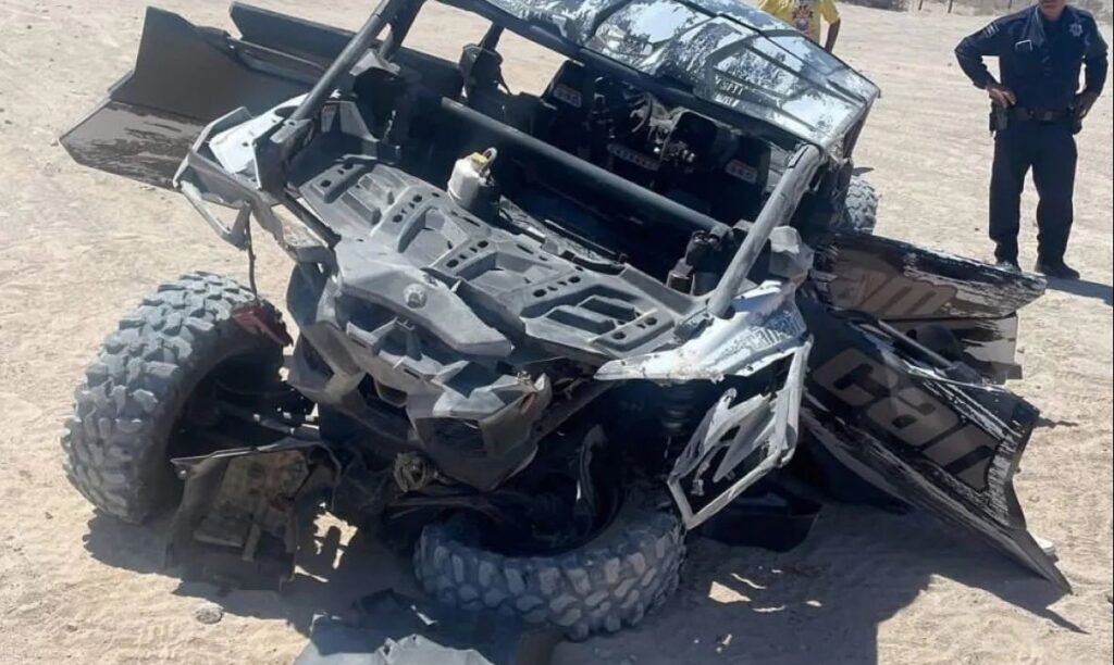 El conductor destrozó el vehículo todo terreno; fue trasladado por paramédicos tras quedar lesionado