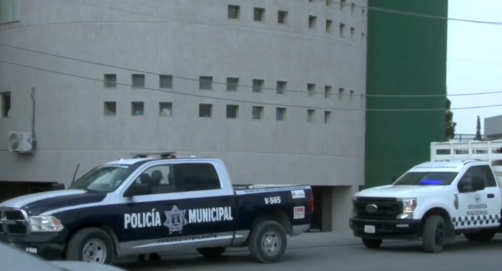El hombre fue encontrado con severos golpes y heridas de arma blanca; permanece hospitalizado y sin identificar