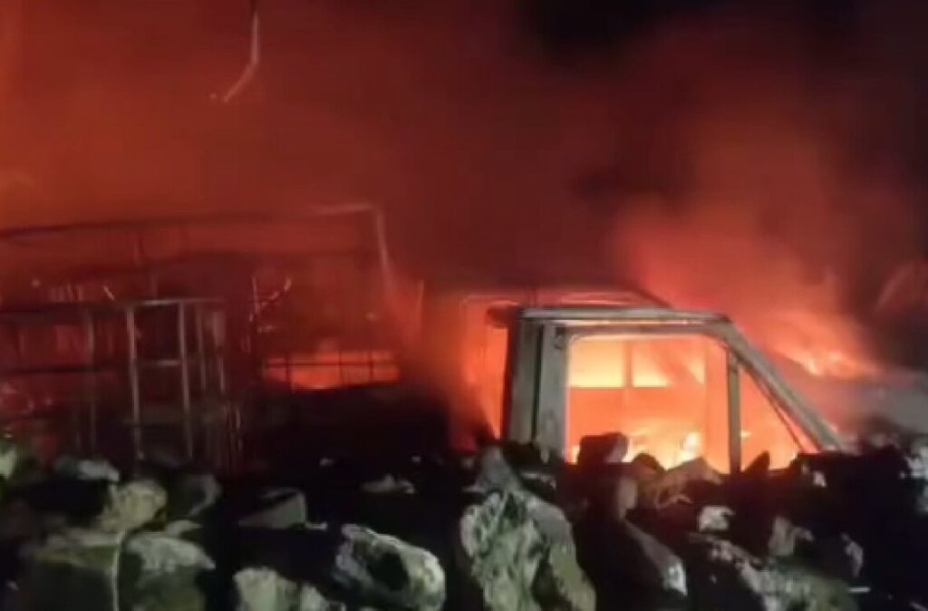 El siniestro ocurrió mientras presuntos huachicoleros ordeñaban un ducto de PEMEX en Tetepango; hallan camionetas calcinadas