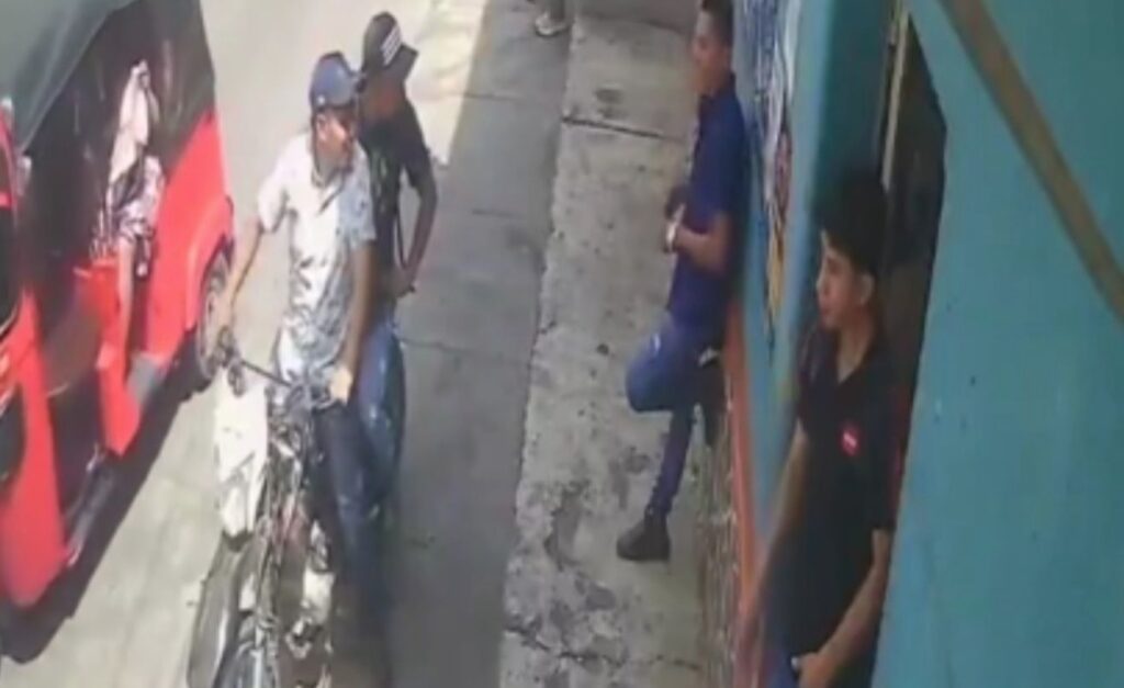 El crimen quedó grabado en video y se viralizó en redes sociales; los agresores escaparon tras dispararle a quemarropa