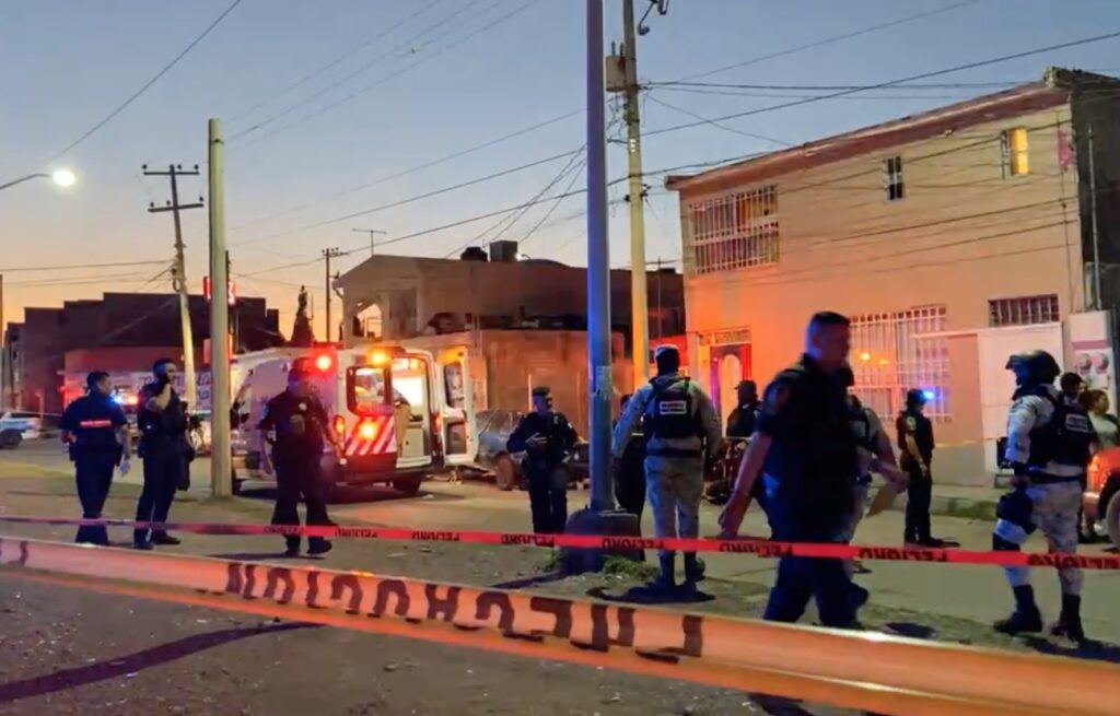 Las víctimas fueron baleadas afuera de una casa de asistencia; continúa la ola de violencia en la capital del estado