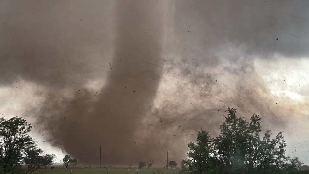 La inusual serie de tornados azotó Lubbock y otros estados del centro-sur de EE.UU.; miles sin luz y severas afectaciones