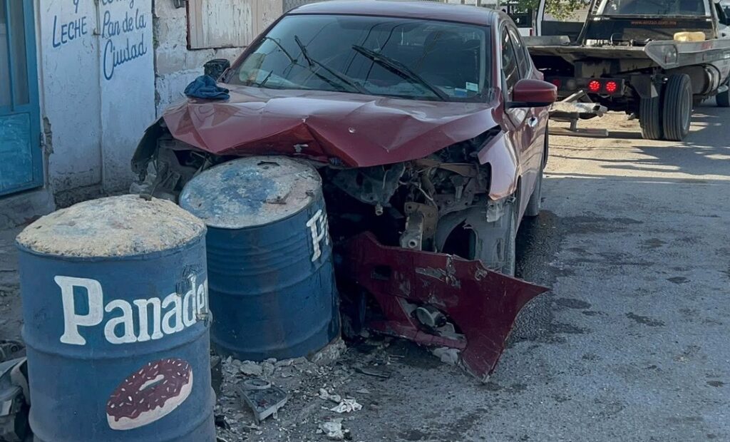 El accidente ocurrió a temprana hora sobre la avenida de Los Aztecas; la conductora y el copiloto fueron atendidos por paramédicos de Cruz Roja