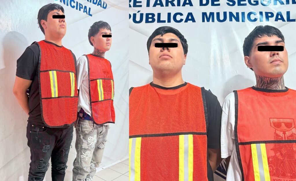 Fueron sorprendidos con armas de fuego en la cintura mientras revisaban su auto en la vía pública