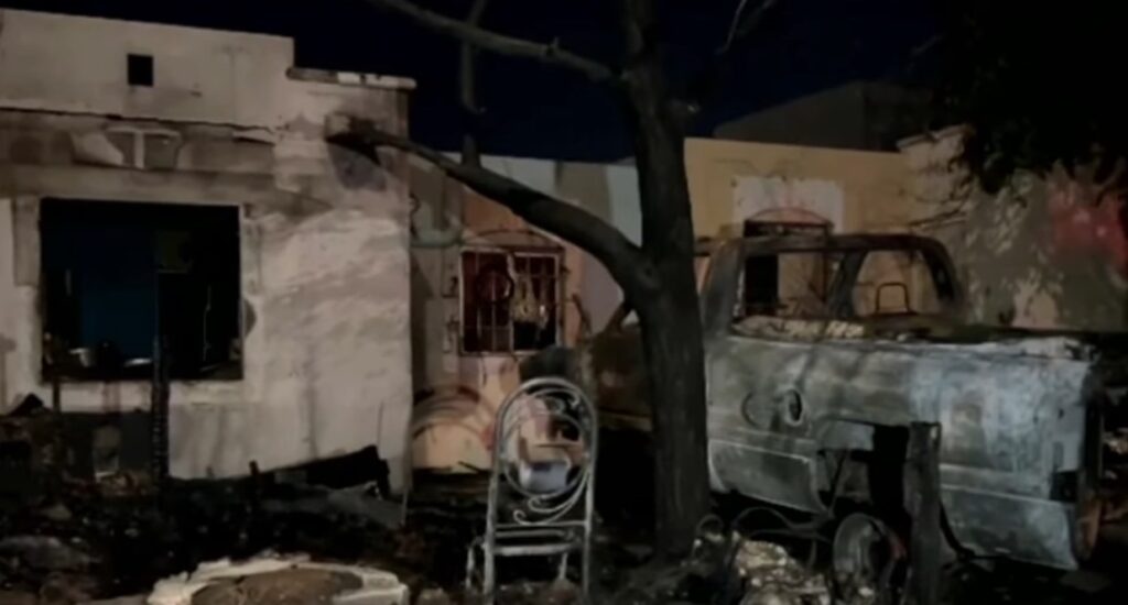 Sujetos desconocidos prendieron fuego a la unidad durante la madrugada