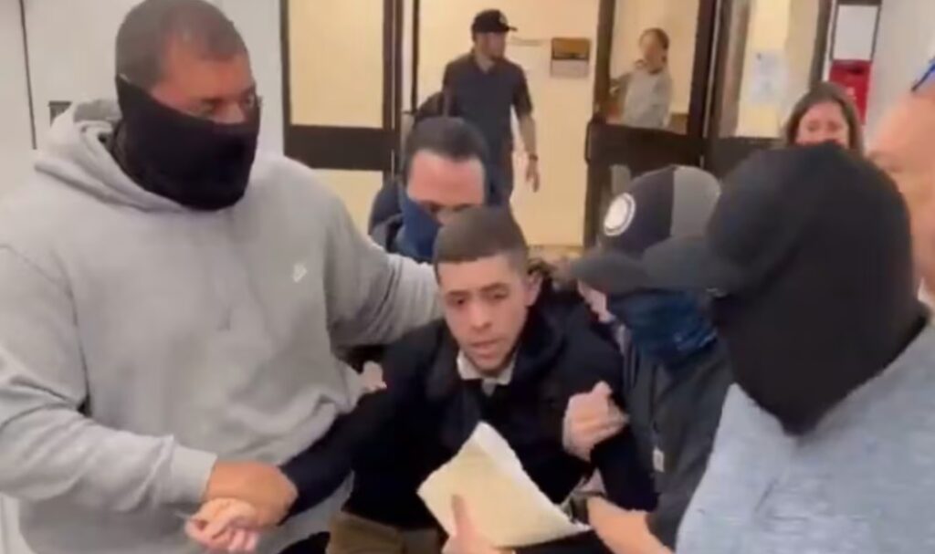 El operativo generó indignación, pues los agentes no se identificaron y arrastraron al migrante fuera del recinto