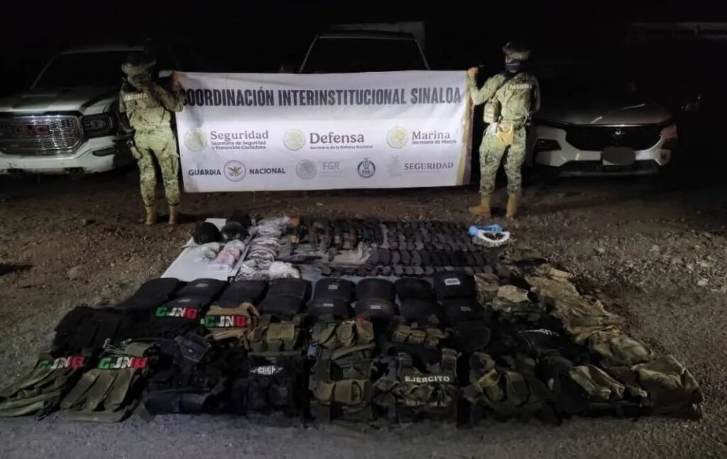 Durante el operativo se aseguraron armas largas, equipo táctico, vehículos robados, dinero en efectivo y químicos para drogas