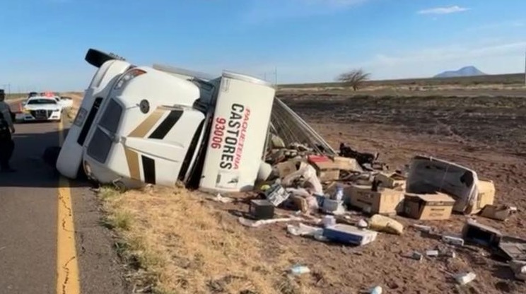 Camión de Castores salió del camino tras ser presuntamente aventado por otra unidad