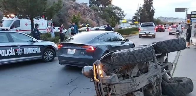 El accidente ocurrió en la avenida Independencia, cerca del acceso a la colonia Las Fuentes; testigos afirman que los jóvenes consumían alcohol al momento de la volcadura