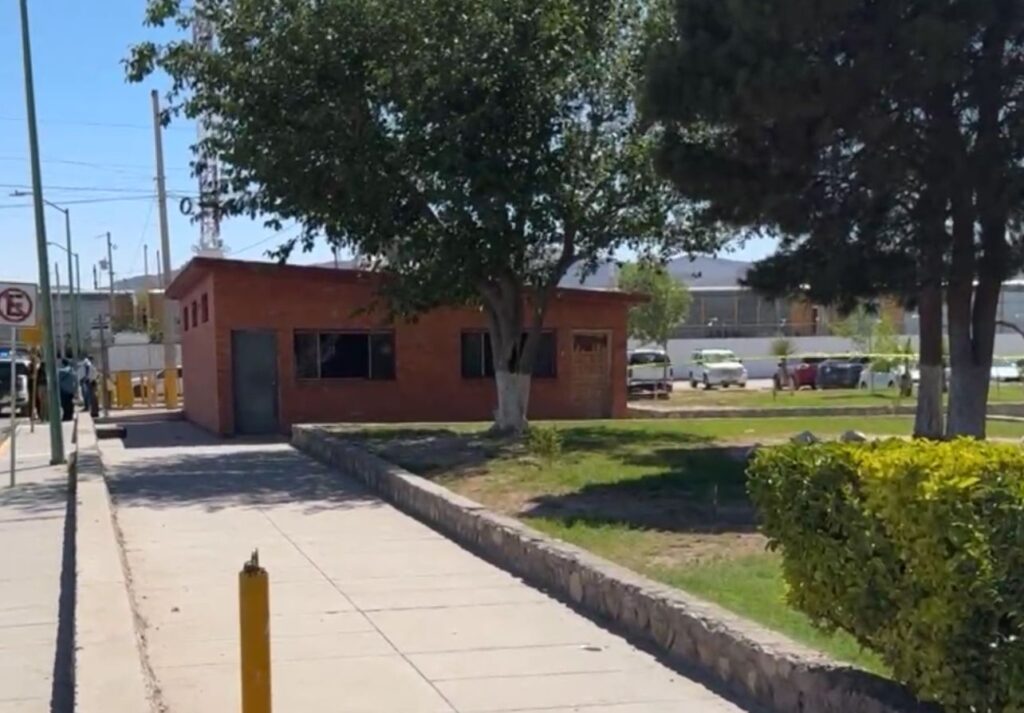 El ataque ocurrió a plena luz del día cuando la víctima se encontraba a bordo de su vehículo junto a una mujer; autoridades ya investigan