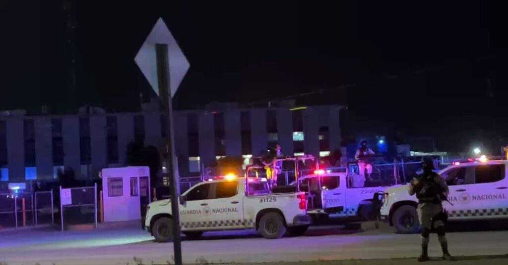 La movilización comenzó cerca de las 9:00 de la noche; autoridades mantienen hermetismo sobre el número y destino de los internos trasladados Ciudad Juárez.— La noche de este domingo 29 de junio, un fuerte operativo de seguridad se desplegó en el Centro de Reinserción Social número 3 (CERESO 3), como parte de lo que preliminarmente se informó sería un traslado de personas privadas de la libertad (PPL). Desde aproximadamente las 9:00 p.m., decenas de unidades de la Secretaría de Seguridad Pública Estatal (SSPE) comenzaron a concentrarse en los accesos principales del penal ubicado al sur de la ciudad. La movilización generó alarma entre familiares de internos y vecinos del sector, quienes reportaron la llegada de vehículos blindados, unidades antimotines y patrullas tácticas. Operativo coordinado con fuerzas estatales y federales Aunque hasta el momento no se ha emitido un comunicado oficial por parte de la SSPE ni del Sistema Penitenciario del Estado, fuentes cercanas al penal señalaron que el dispositivo de seguridad responde a una operación de traslado de internos a otros centros de reclusión del estado o del país. Trascendió que el operativo fue planeado con discreción para evitar filtraciones que pudieran poner en riesgo la seguridad del movimiento. Elementos de la Guardia Nacional y del Ejército Mexicano también se sumaron al resguardo perimetral, mientras que se reportó el cierre parcial de accesos a la avenida Barranco Azul. CERESO 3: penal de alta conflictividad El penal de Ciudad Juárez es considerado uno de los más problemáticos y sobrepoblados del sistema penitenciario de Chihuahua. Con una capacidad instalada para menos de 2 mil personas, actualmente alberga a más de 3 mil reos, varios de ellos de alta peligrosidad o pertenecientes a células del crimen organizado. En lo que va del 2025, el CERESO 3 ha sido objeto de múltiples cateos, operativos sorpresa y reacciones por muertes bajo custodia, lo que ha encendido las alertas entre familiares y organizaciones civiles. Tan solo en las últimas semanas, murieron cuatro internos, tres por causas médicas y uno asesinado, lo que motivó la revisión del estado de salud de la población carcelaria. ¿Quiénes son los reos trasladados? Aunque no se ha dado a conocer de forma oficial cuántos ni quiénes son los internos trasladados, versiones extraoficiales apuntan a que podría tratarse de líderes negativos o integrantes de grupos que controlan espacios dentro del penal. Expertos en seguridad penitenciaria explican que estos movimientos buscan reducir la influencia de ciertos internos que, a través de amenazas, extorsiones y redes criminales, han logrado ejercer dominio sobre otras personas privadas de la libertad, incluso desde sus celdas. Ambiente de tensión y hermetismo Durante la noche, familiares comenzaron a acercarse al penal, alarmados por los rumores de traslado. Sin embargo, los accesos permanecen cerrados al público y el personal de custodia no brinda detalles. “No nos dicen nada, solo vimos llegar las camionetas con policías encapuchados. Tememos por nuestros familiares, ojalá no les hagan daño”, dijo la madre de un interno al exterior del CERESO 3. El ambiente es de incertidumbre, tanto para los internos como para sus familiares, ya que muchos desconocen si serán reubicados en penales lejanos, lo que dificultaría las visitas y seguimiento legal. Historia reciente de operativos similares Este traslado ocurre días después de que la Policía Estatal realizara un cateo en el área número 1 del penal, donde se encontraron celulares, armas hechizas y droga. Aunque ese operativo ocurrió hace más de una semana, podría estar vinculado a la decisión de trasladar a reos relacionados con esos hallazgos. En enero de 2023, este mismo penal fue escenario de una fuga masiva durante un ataque armado. A raíz de ello, autoridades federales y estatales comenzaron un proceso de depuración interna, incluyendo el traslado de presos peligrosos a penales federales. Reforma pendiente en el sistema penitenciario estatal Organizaciones civiles y especialistas han reiterado la necesidad urgente de reformar el sistema penitenciario en Chihuahua, con especial atención al CERESO 3 de Ciudad Juárez. Se ha señalado que, mientras no se atiendan los problemas estructurales de hacinamiento, corrupción interna y falta de personal capacitado, los operativos y traslados solo serán soluciones temporales a una crisis permanente. “Cambiar de lugar a los líderes carcelarios no resuelve el problema de fondo. Es necesaria una intervención integral, con enfoque en derechos humanos, salud penitenciaria y profesionalización del personal de custodia”, advirtió un investigador en temas de reinserción social. Expectativa: posibles traslados federales Si bien se desconoce el destino exacto de los internos trasladados, algunos podrían ser enviados a penales de mediana o máxima seguridad fuera del estado, como parte de una estrategia para fragmentar redes criminales internas. En operativos anteriores, varios internos fueron reubicados en centros federales como los ubicados en Nayarit, Oaxaca o Durango. Esta decisión, sin embargo, ha sido criticada por familiares por dificultar el acceso a visitas y audiencias legales. Conclusión: CERESO 3 en el centro del foco nacional La nueva movilización en el penal de Ciudad Juárez confirma que la situación penitenciaria en Chihuahua sigue siendo uno de los mayores desafíos de seguridad y justicia en el norte del país. A medida que avanza la noche, se espera que la SSPE o la Fiscalía General del Estado emitan un boletín oficial con los detalles del operativo y la cantidad exacta de reos reubicados. Por ahora, la vigilancia se mantiene reforzada en todo el perímetro, y la ciudadanía permanece expectante ante lo que podría marcar una nueva etapa en la administración del CERESO 3, históricamente marcado por el descontrol y la violencia interna.