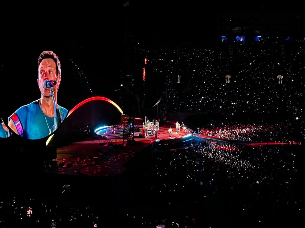 El vocalista de la banda británica saludó al público juarense durante su show en el Sun Bowl Stadium, desatando emoción en redes.