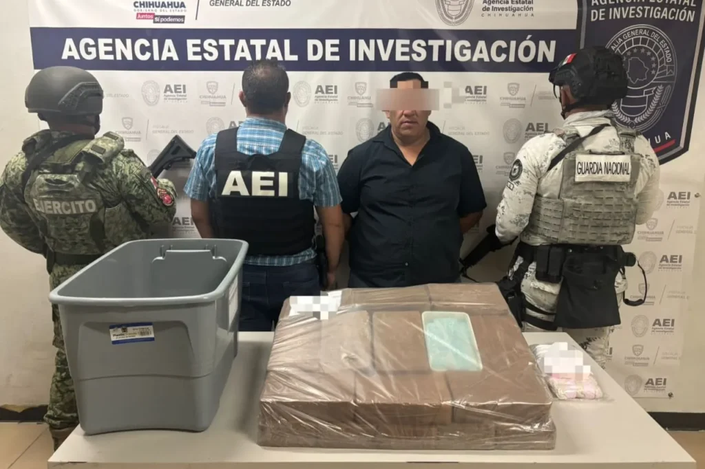 El detenido transportaba miles de pastillas con la leyenda “M30”, presuntamente fentanilo, ocultas en una caja dentro de su vehículo.