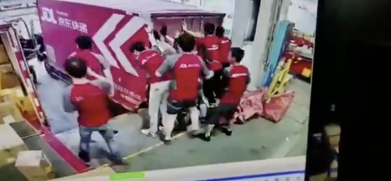 El video del accidente circula en redes y genera debate sobre la falta de seguridad en zonas de carga