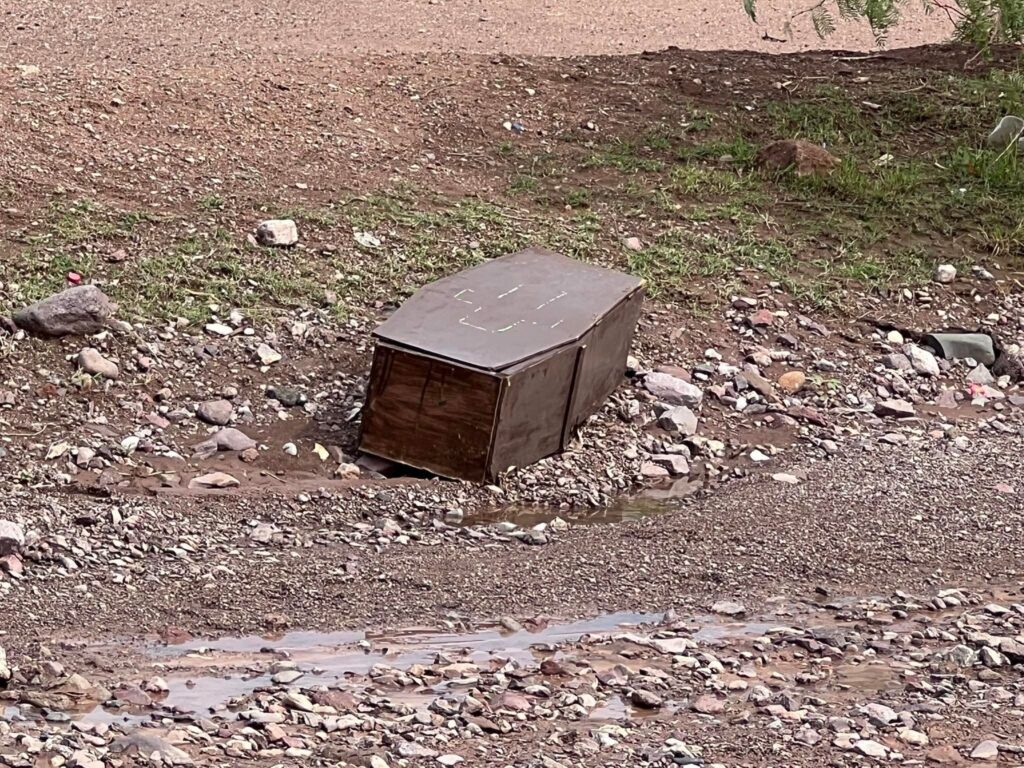 Encuentran ataúd vacío abandonado en vía pública de Aldama; vecinos temen profanación o acto vandálico