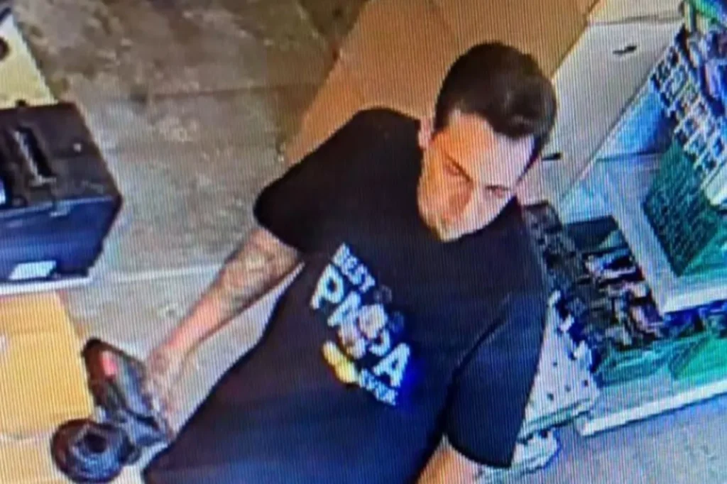 El altercado ocurrió tras una discusión en estacionamiento de centro comercial; ofrecen recompensa