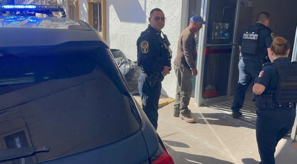 El menor fue atacado mientras jugaba afuera de su casa en la colonia Ladrilleros Norte; lo atendieron policías y lo llevaron al hospital en patrulla