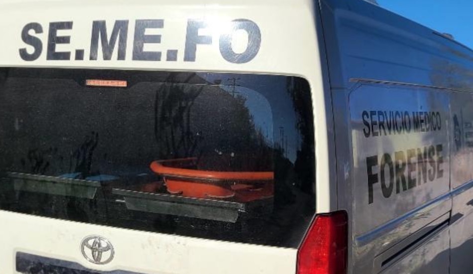 La víctima fue localizada sobre la carretera a Guadalupe y Calvo; portaba chalecos tácticos, casco antibalas y presentaba un disparo en el tórax