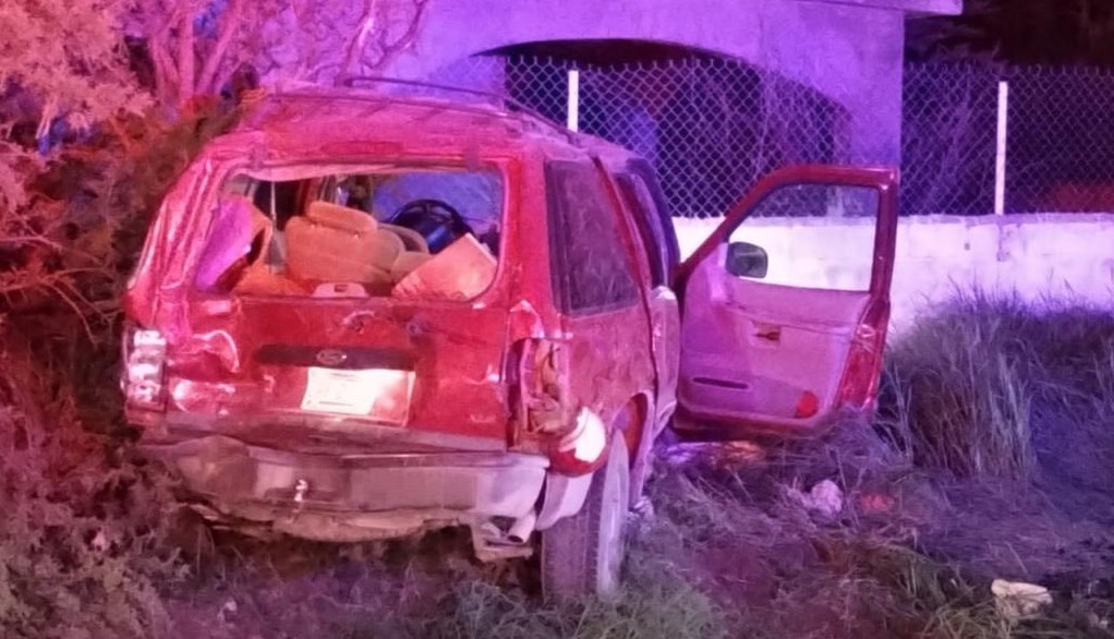 Una Ford Explorer fue impactada por un tráiler; el vehículo terminó fuera del camino y chocó contra un árbol y una pared