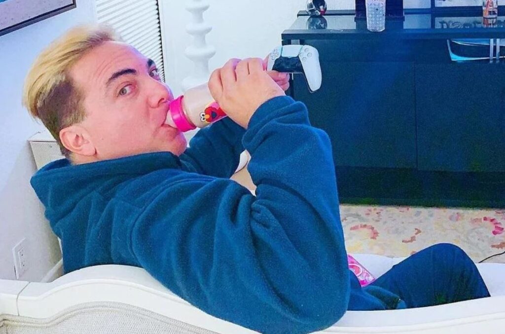 El cantante asegura que es su forma de evitar el estrés de la vida adulta y no lo ve como algo excéntrico