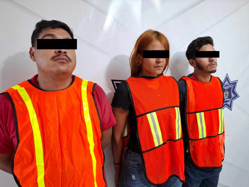 Los detenidos remolcaban un auto con reporte de robo y uno de ellos llevaba droga entre sus pertenencias.