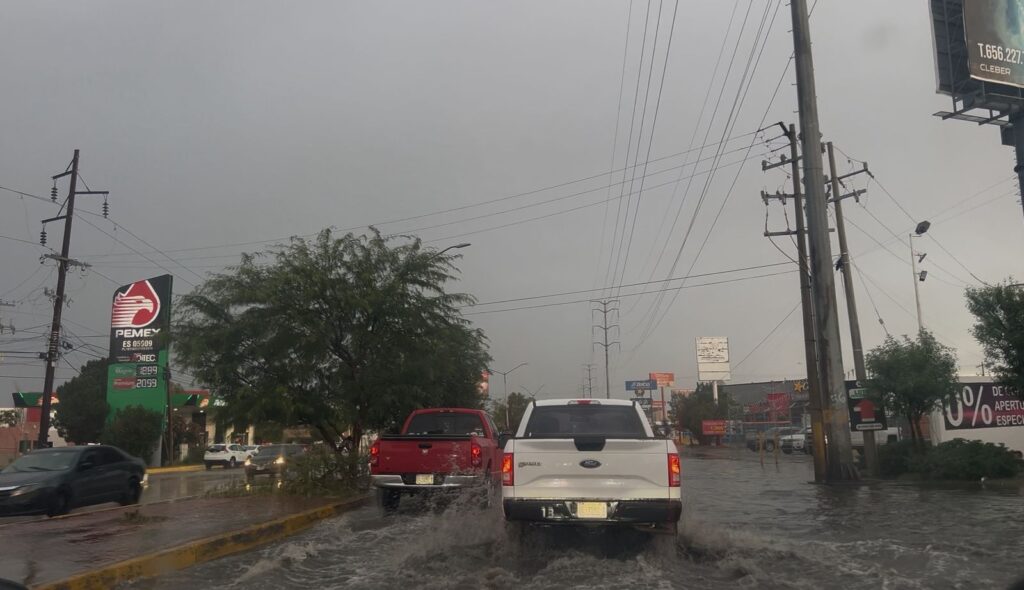 Conductores atrapados en largas filas de tráfico; autoridades piden precaución y salir con anticipación