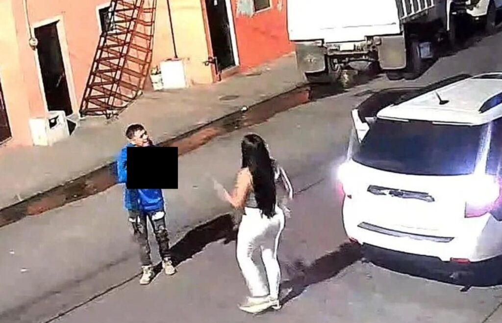 En el video se le ve cabizbajo mientras agentes lo trasladan bajo fuerte custodia