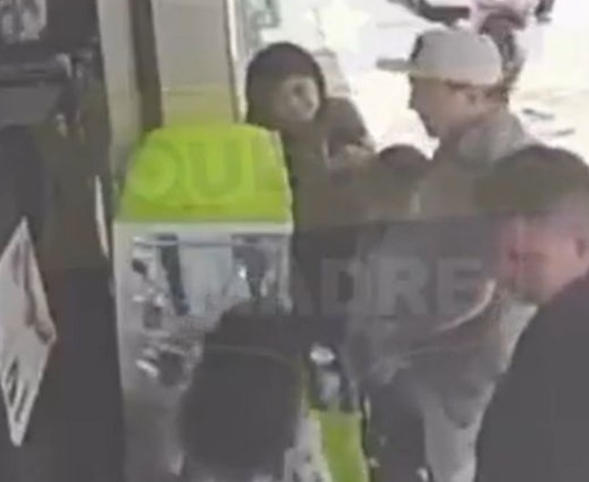 El video, difundido en redes sociales, ha generado indignación por mostrar a adultos instruyendo a una menor para cometer un presunto robo.