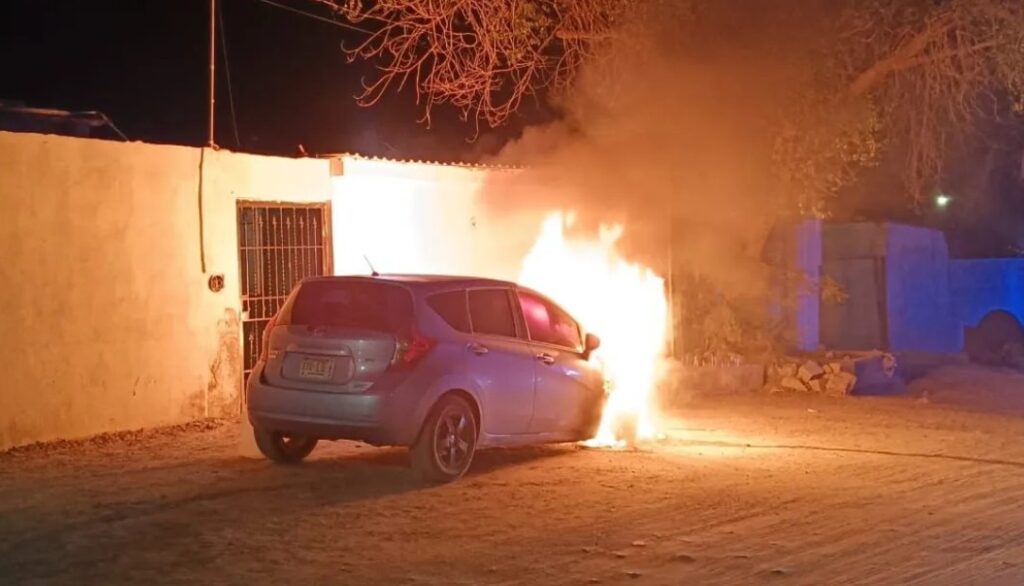 Una mujer denunció a su expareja sentimental como presunto responsable de incendiar su automóvil durante la madrugada de este sábado