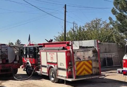 Vecinos intentaron apagar el fuego con extintores, pero las llamas se extendieron antes de que llegaran los bomberos.