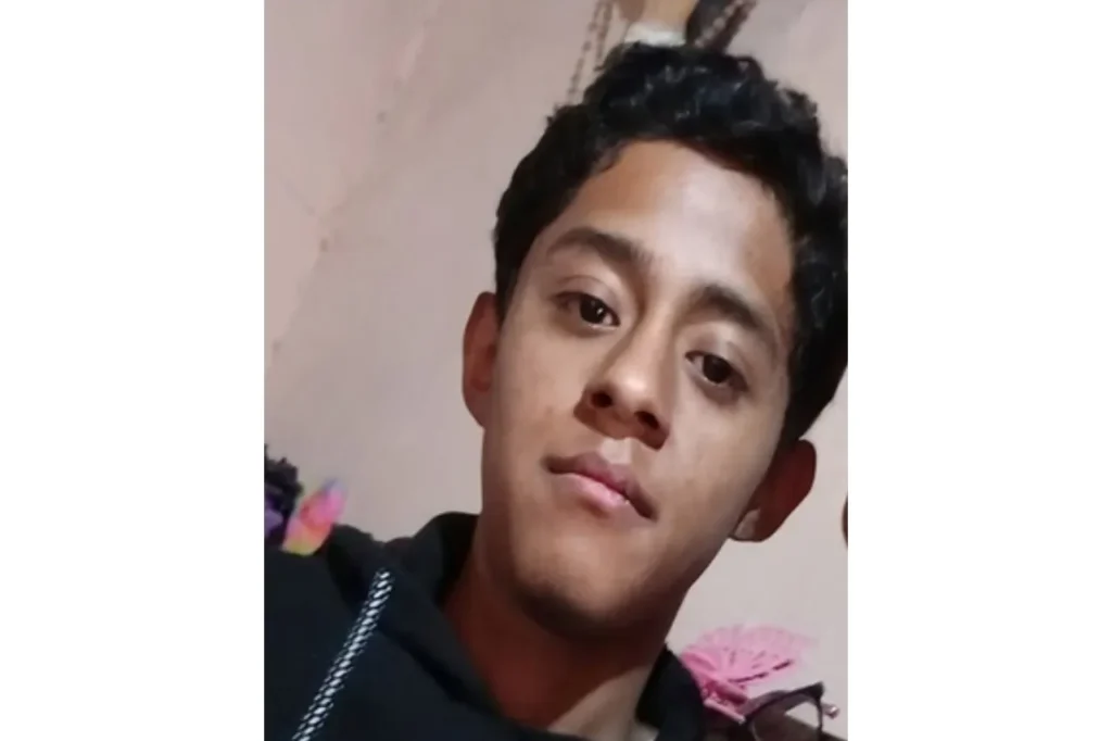 Ciudad Juárez.– La Fiscalía General del Estado (FGE) de Chihuahua anunció una recompensa de 200 mil pesos a quien proporcione información útil y veraz que ayude a localizar a Alexander López Escobedo, un adolescente de 15 años desaparecido desde el 27 de febrero de 2025. Desaparecido desde febrero De acuerdo con la investigación, Alexander fue visto por última vez en Ciudad Juárez el 27 de febrero. Desde entonces, su familia no ha tenido contacto con él, por lo que la autoridad mantiene activas las labores de búsqueda en coordinación con la Comisión Local de Búsqueda y corporaciones municipales. Características del adolescente La Fiscalía informó que Alexander López Escobedo: Mide 1.60 metros de estatura. Pesa aproximadamente 60 kilogramos. Es de tez trigueña oscura y complexión delgada. Como señas particulares, tiene una cruz tatuada en la parte interna del antebrazo derecho y tres puntos en la mano izquierda. Líneas de contacto La FGE pidió a la ciudadanía que cualquier información sobre su paradero sea reportada de inmediato al: Número de emergencias 911, o Denuncia Anónima 089, donde se garantiza absoluta confidencialidad. También se pueden aportar datos directamente en las oficinas de la Fiscalía de Distrito Zona Norte, en Ciudad Juárez. Llamado a la solidaridad Las autoridades reiteraron el llamado a la comunidad para colaborar en la localización del menor y recordaron que la recompensa será entregada a quien proporcione información comprobable que contribuya al hallazgo con vida de Alexander.