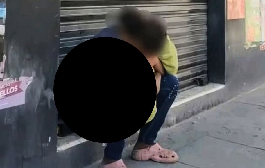 Desgarradora escena en San Luis Potosí: mujer se aferra al cuerpo de su hijo muerto en plena calle