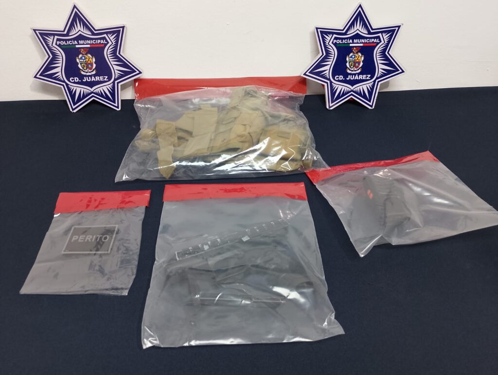 Portaba una réplica de arma, una insignia apócrifa y un radio portátil; fue acusado de usurpación de funciones