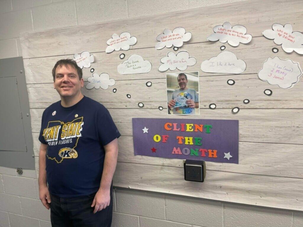 Hombre muere con más de 9 kilos de heces en el cuerpo tras un mes sin evacuar; familia acusa negligencia en centro de cuidados de Ohio