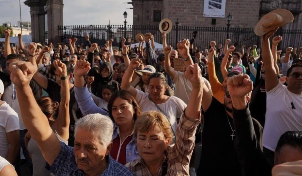 Con veladoras, pancartas y lágrimas, cientos de ciudadanos y colectivos se concentraron este domingo frente al Palacio de Gobierno Estatal