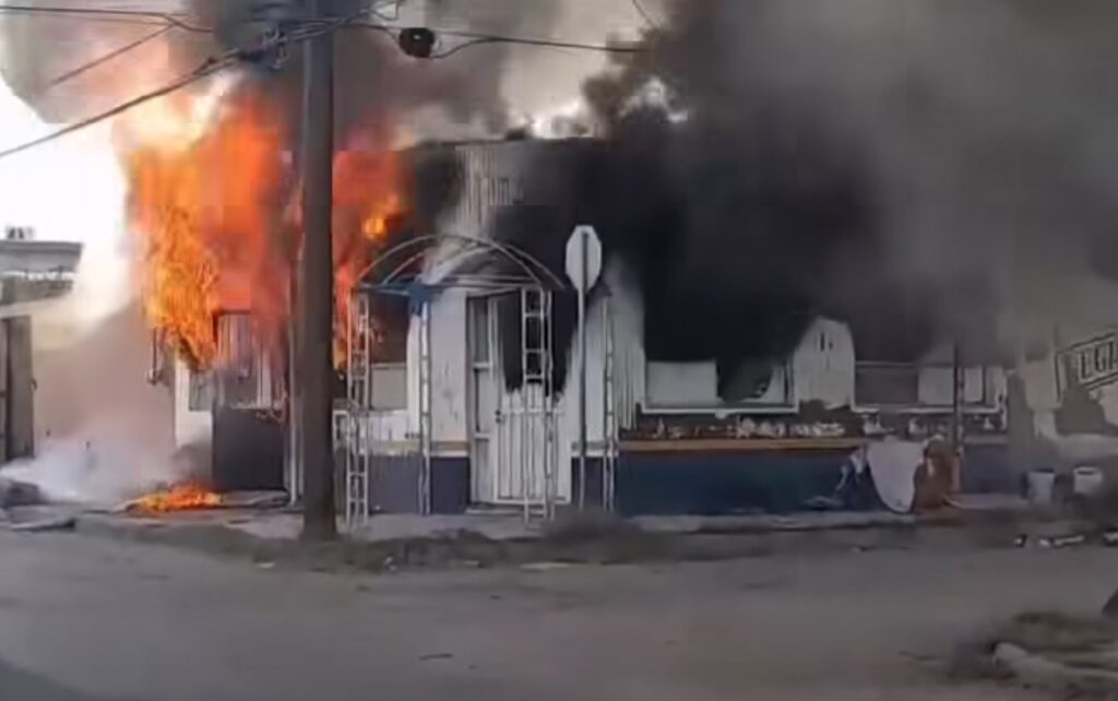 Bomberos acuden a un local abandonado tras el reporte de un incendio en plena mañana