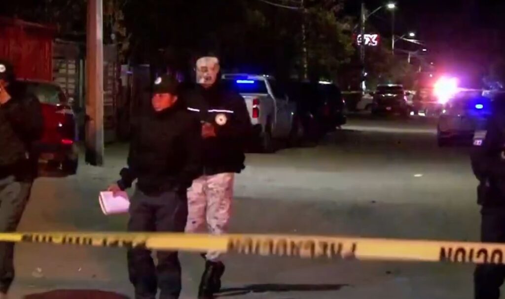 Las víctimas murieron en el lugar; una mujer fue localizada maniatada pero sin lesiones