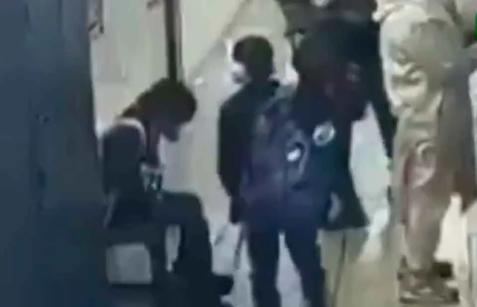 Niña de 8 años muere tras castigo escolar extremo: la obligaron a hacer 100 abdominales cargando su mochila