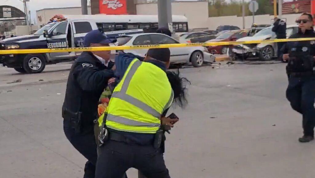El hombre presentó conducta agresiva y fue sometido por agentes de Seguridad Vial; el accidente dejó un fallecido y una menor lesionada
