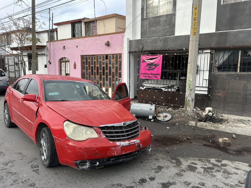El conductor de un vehículo rojo impactó un poste y tiró un transformador frente a un negocio de belleza; colonos exigen mayor vigilancia