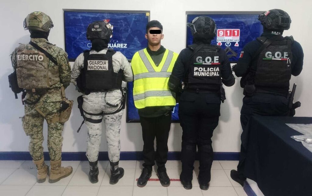 El detenido, José Luis P. F., de 21 años, tenía una orden de aprehensión vigente por delitos contra la salud