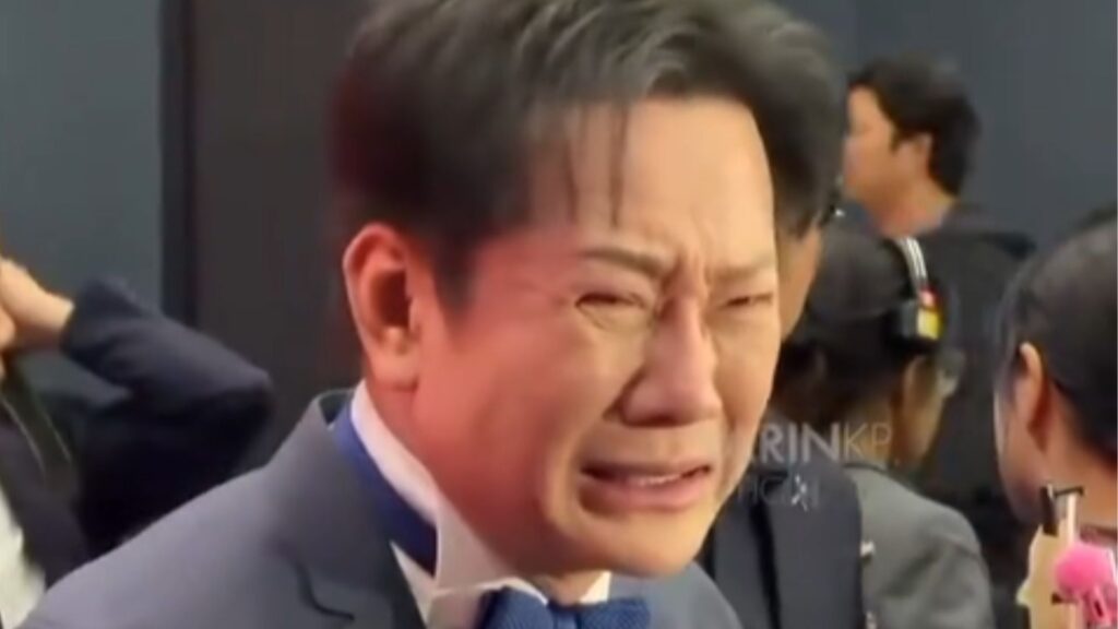 Entre lágrimas, Nawat Itsaragrisil se disculpa con Fátima Bosch durante evento de Miss Universo 2025