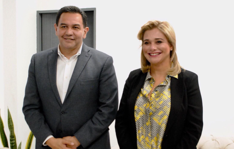 La gobernadora Maru Campos y el alcalde Cruz Pérez Cuéllar encabezaron hoy una mesa de seguridad en el Pueblito Mexicano junto a mandos de la SSPE, Fiscalía y Federación