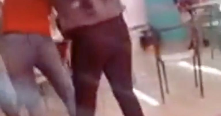 Madre irrumpe en escuela y golpea con cadena a alumna de 14 años en Argentina