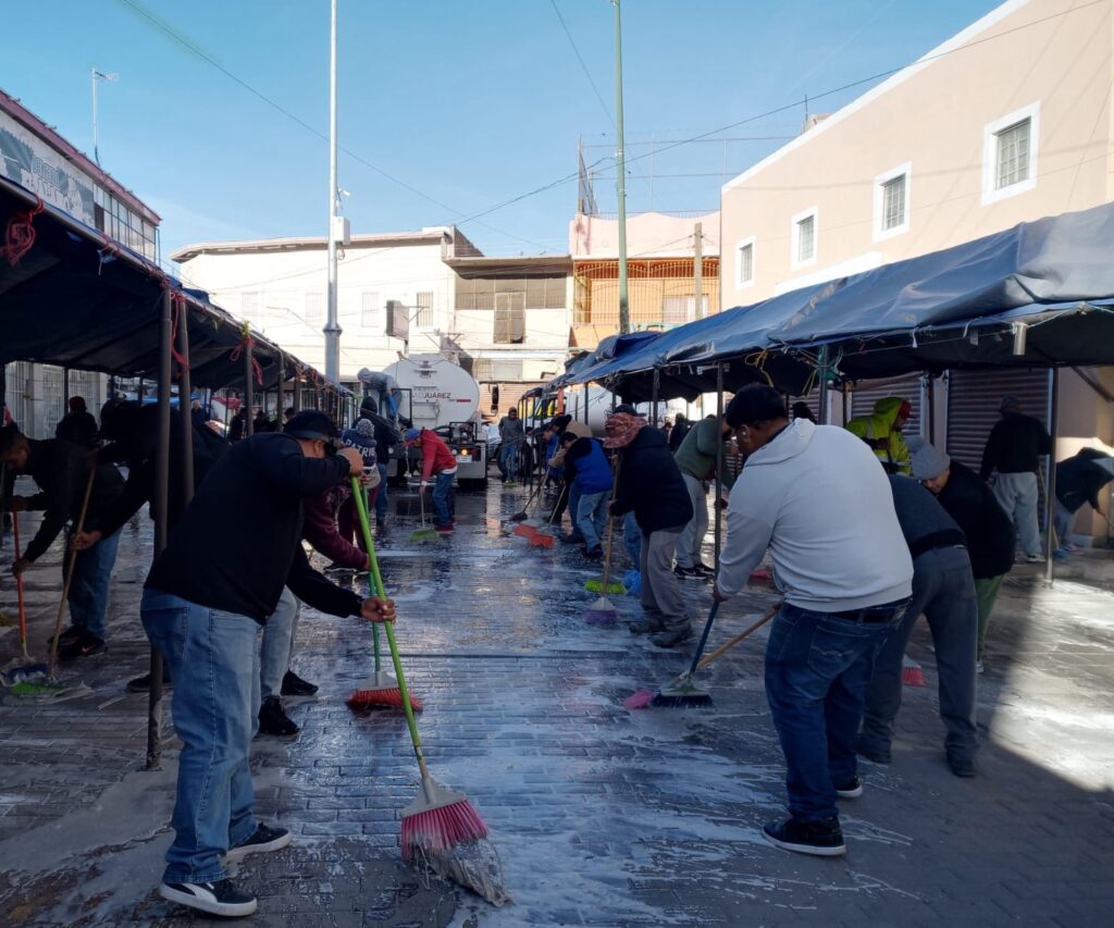 Comerciantes y Limpia unen fuerzas y dejan impecable la calle La Paz en el Centro Histórico