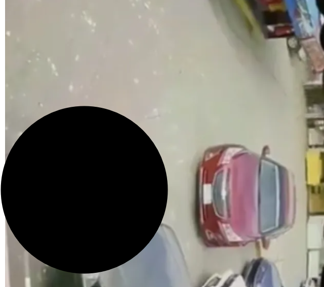 La pequeña estaba acostada frente al vehículo y el chofer no logró percatarse de su presencia