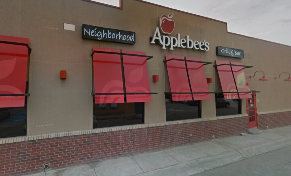 Elementos policiacos evacuaron el área mientras se realiza la inspección del establecimiento